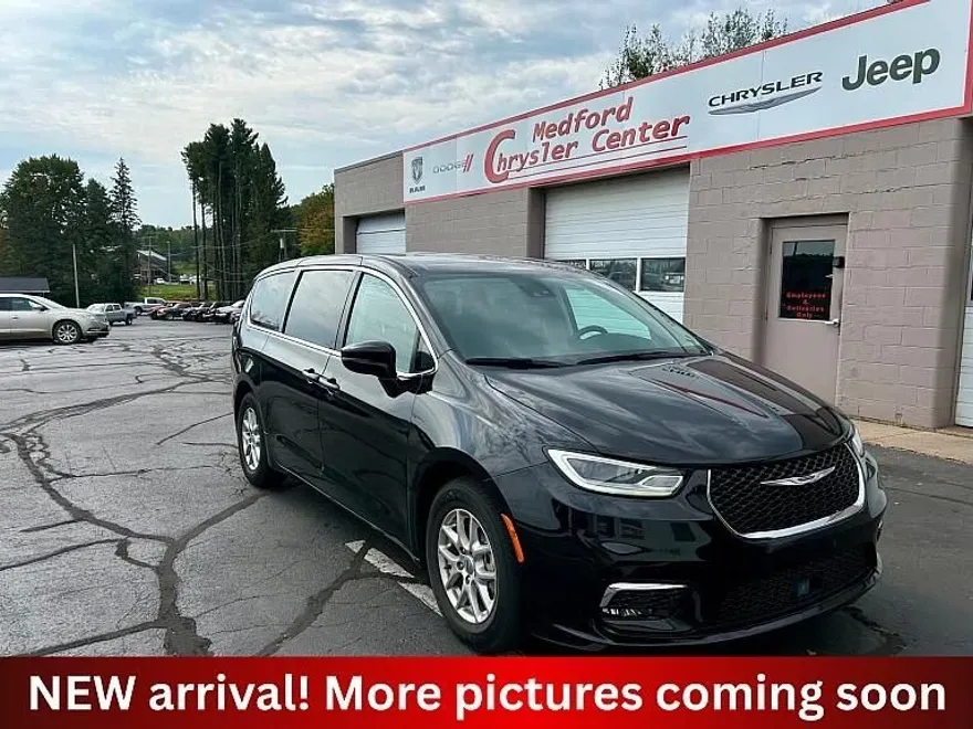 2024 Chrysler Pacifica Touring L photo 1