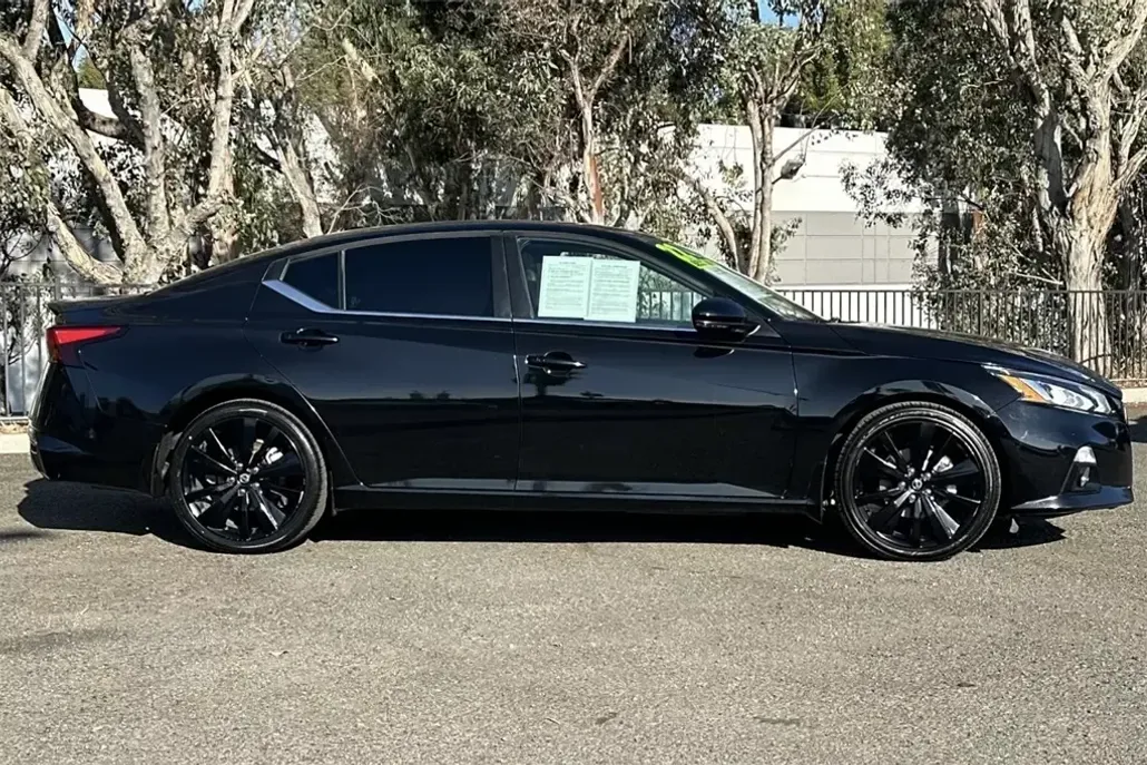 2022 Nissan Altima 2.5 SR photo 1