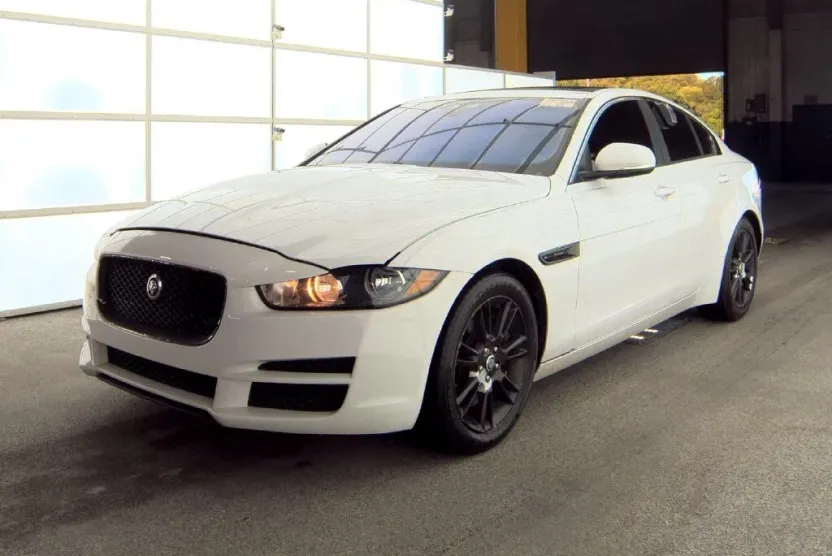 2017 Jaguar XE Premium photo 1