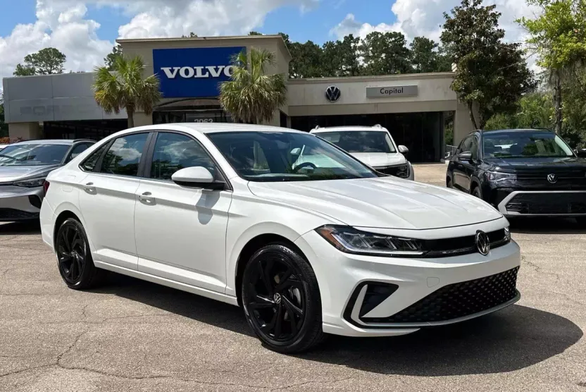 2025 Volkswagen Jetta SE photo 1
