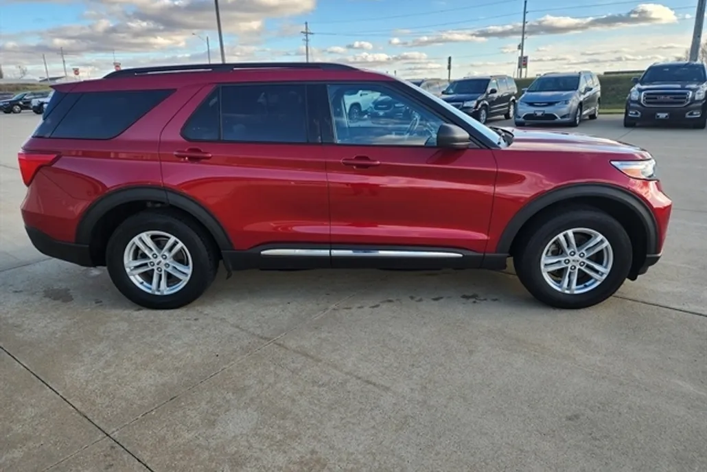 2021 Ford Explorer XLT photo 1