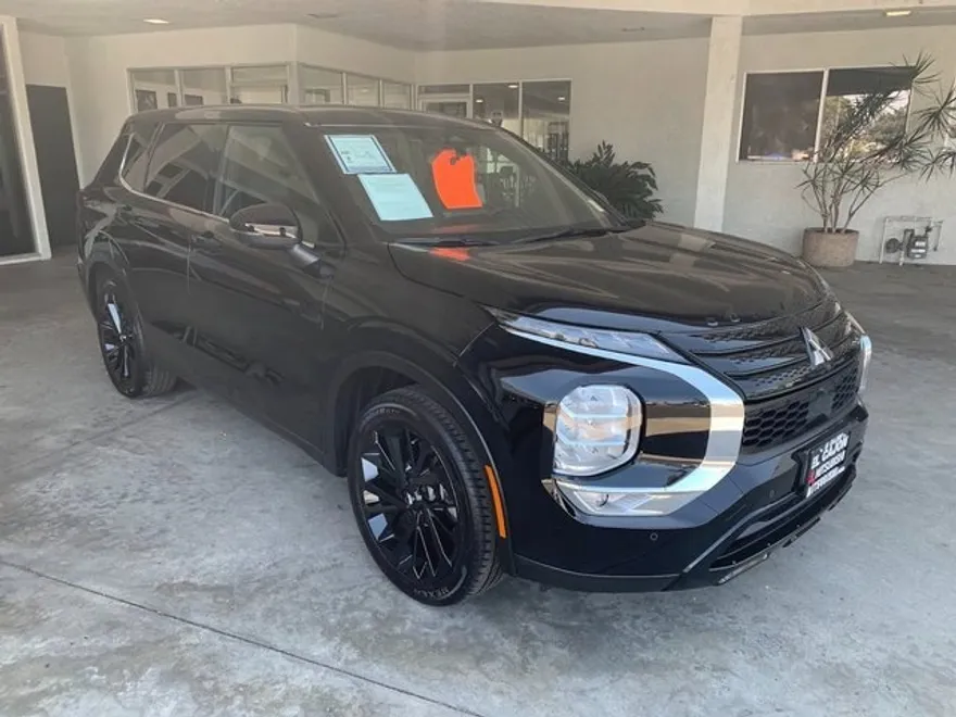 2024 Mitsubishi Outlander Black Edition photo 1