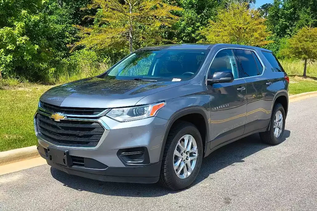 2021 Chevrolet Traverse LS photo 1
