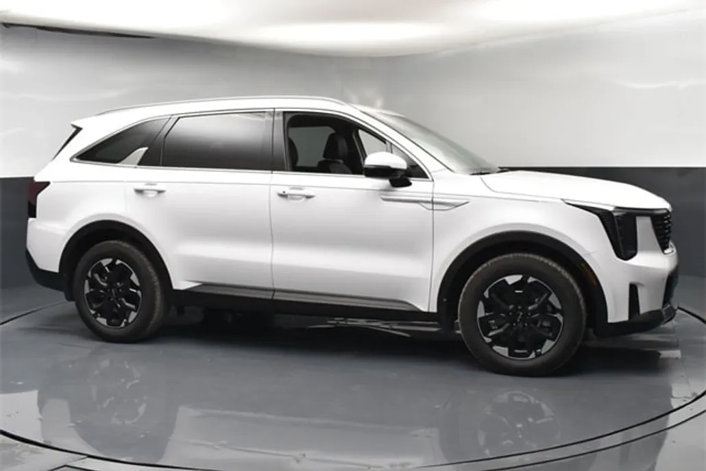 2025 Kia Sorento S photo 1