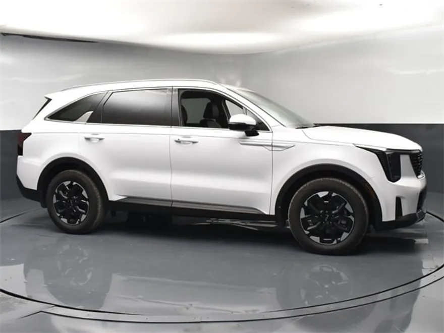 2025 Kia Sorento S photo 1