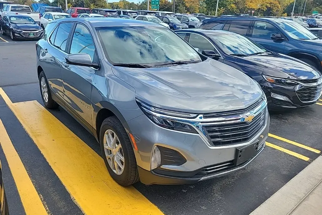 2023 Chevrolet Equinox LT photo 1