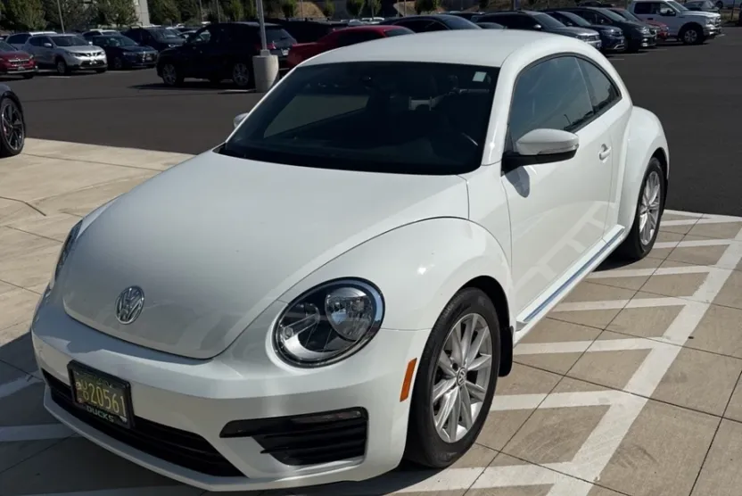 2018 Volkswagen Beetle S photo 1