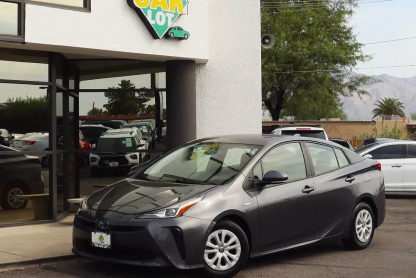 2022 Toyota Prius LE photo 1