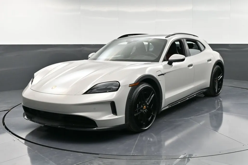 2025 Porsche Taycan Cross Turismo 4S photo 1
