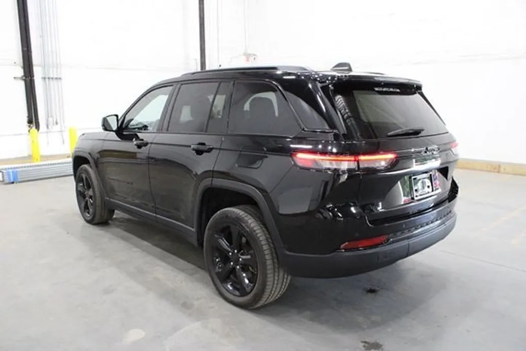 2023 Jeep Grand Cherokee Laredo photo 1