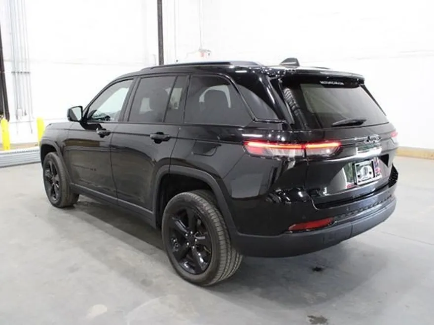 2023 Jeep Grand Cherokee Laredo photo 1