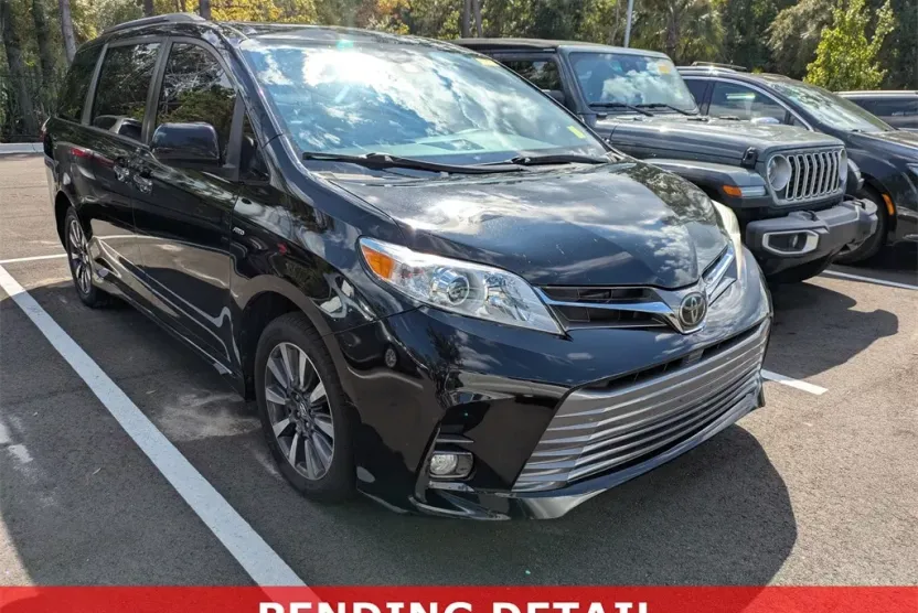 2020 Toyota Sienna XLE photo 1