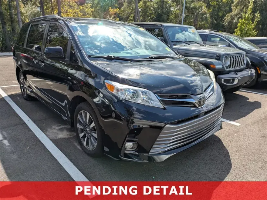 2020 Toyota Sienna XLE photo 1