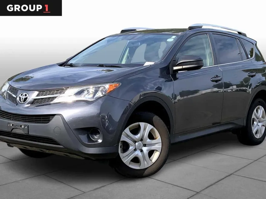 2015 Toyota RAV4 LE photo 1