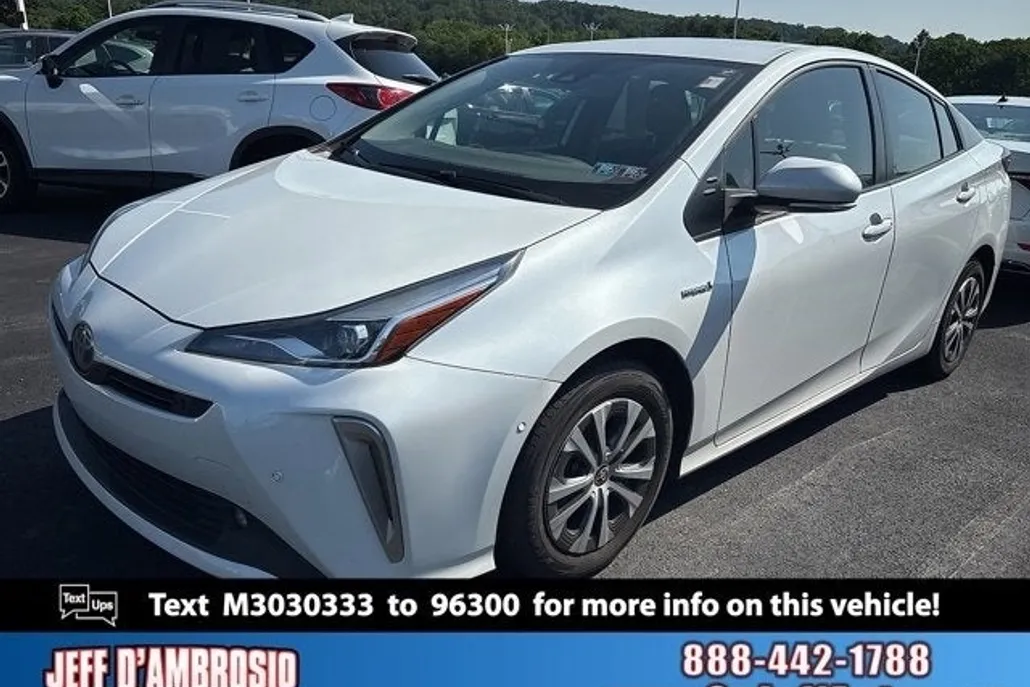 2021 Toyota Prius LE photo 1