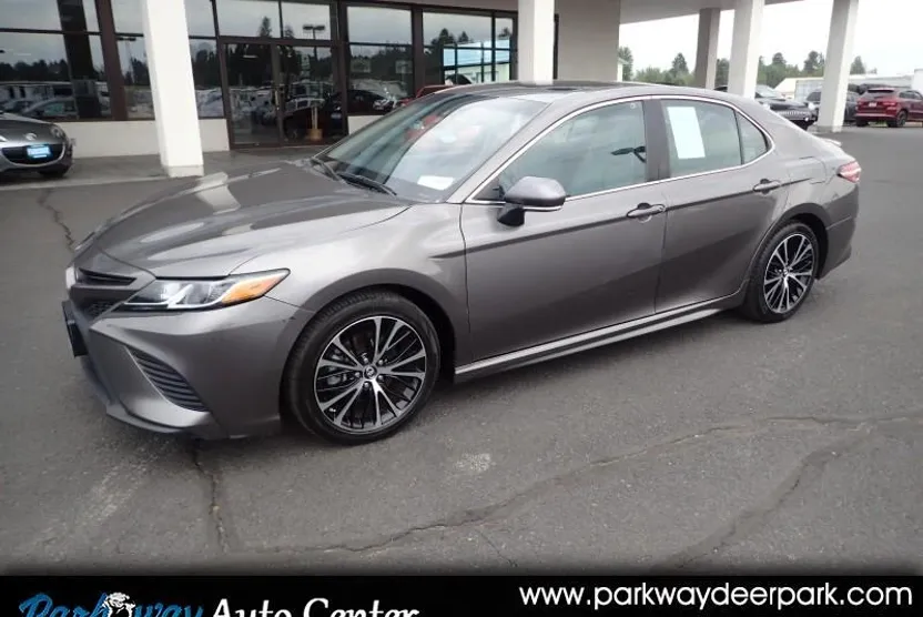 2018 Toyota Camry SE photo 1