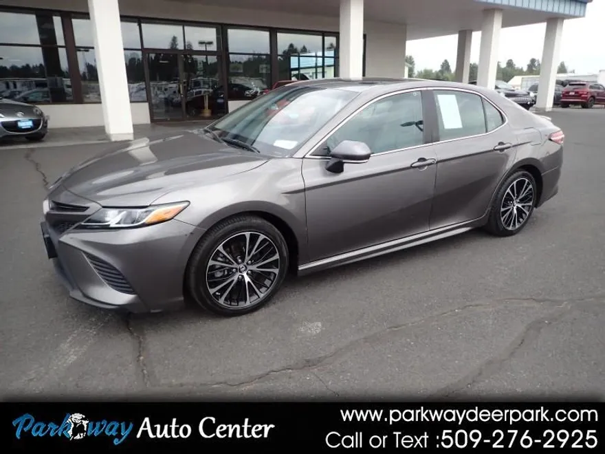 2018 Toyota Camry SE photo 1