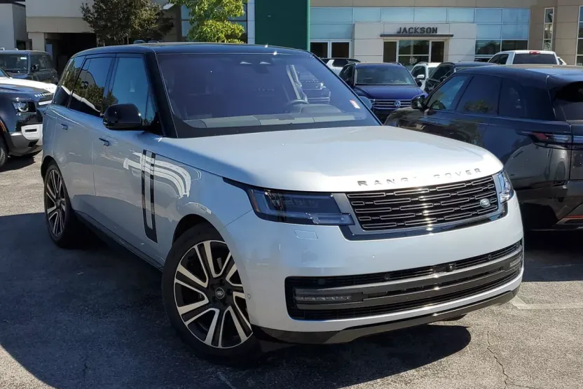 2023 Land Rover Range Rover SE photo 1