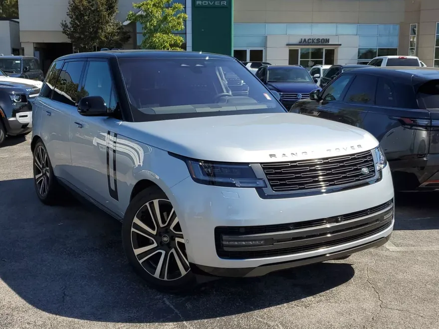 2023 Land Rover Range Rover SE photo 1