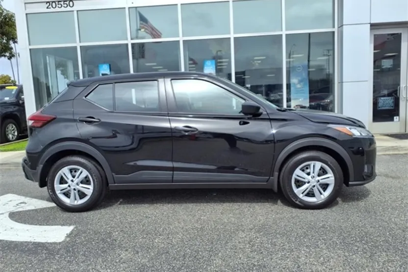 2025 Nissan Kicks Play S photo 1