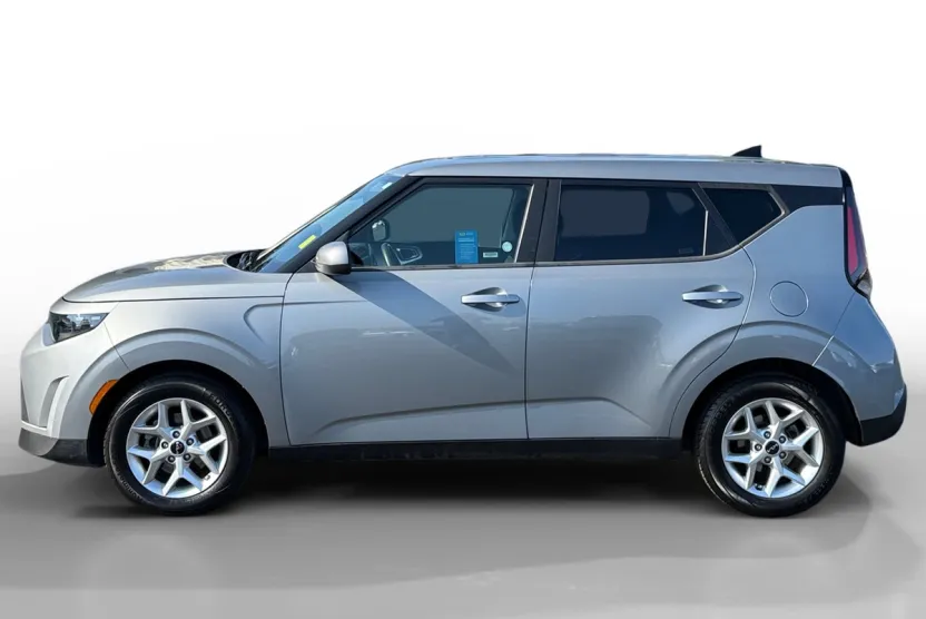 2023 Kia Soul LX photo 1