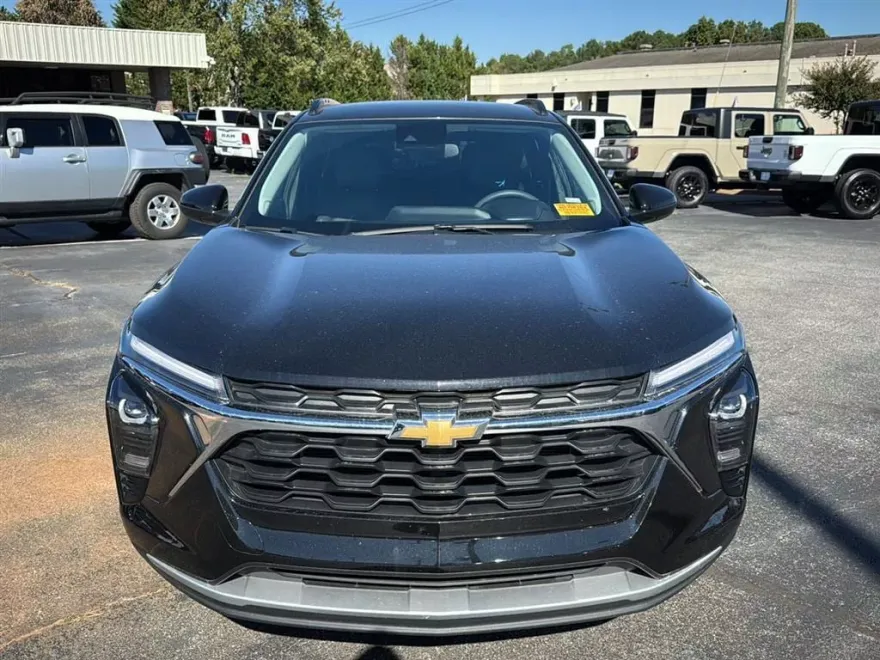 2025 Chevrolet Trax LT photo 1