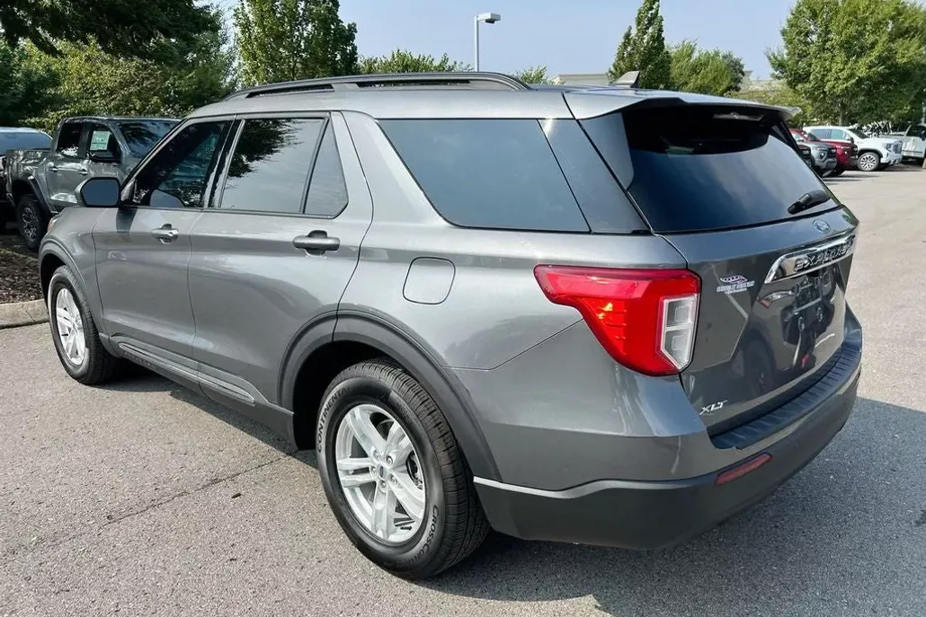 2022 Ford Explorer XLT photo 1
