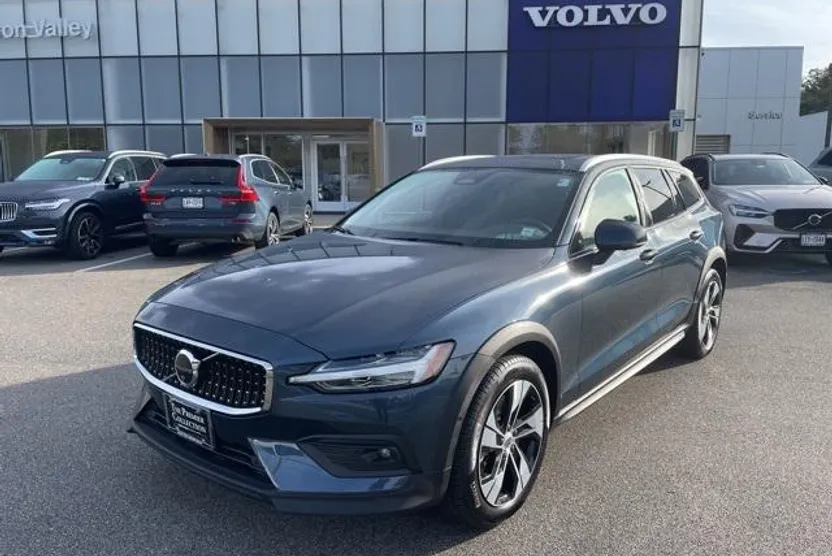 2024 Volvo V60 Cross Country B5 Plus photo 1