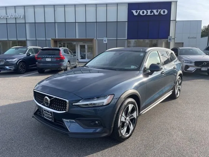 2024 Volvo V60 Cross Country B5 Plus photo 1
