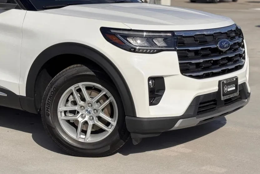 2025 Ford Explorer photo 1