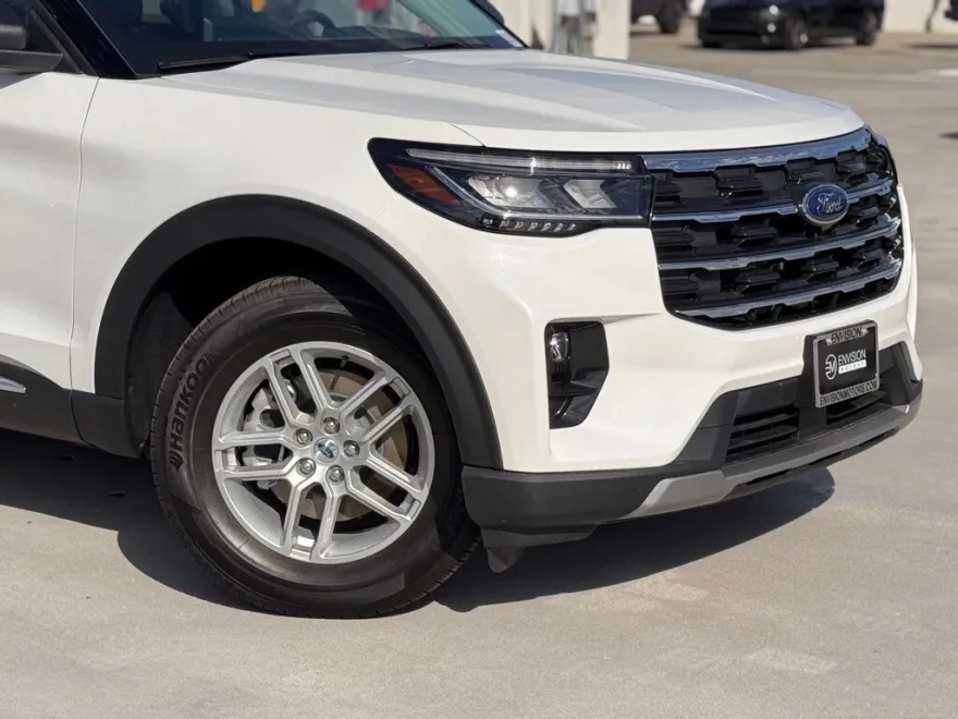 2025 Ford Explorer photo 1
