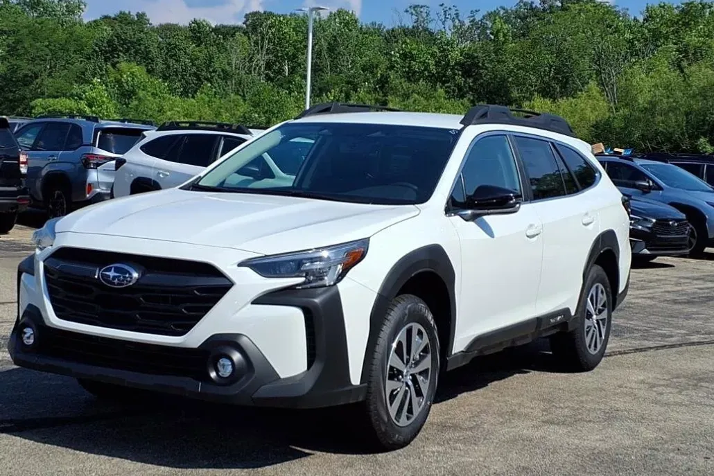 2025 Subaru Outback Premium photo 1