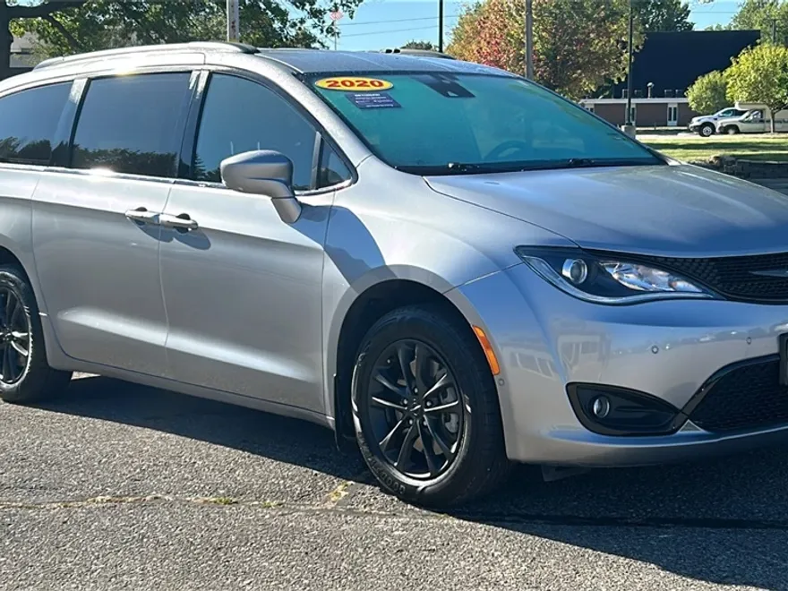 2020 Chrysler Pacifica Touring L photo 1