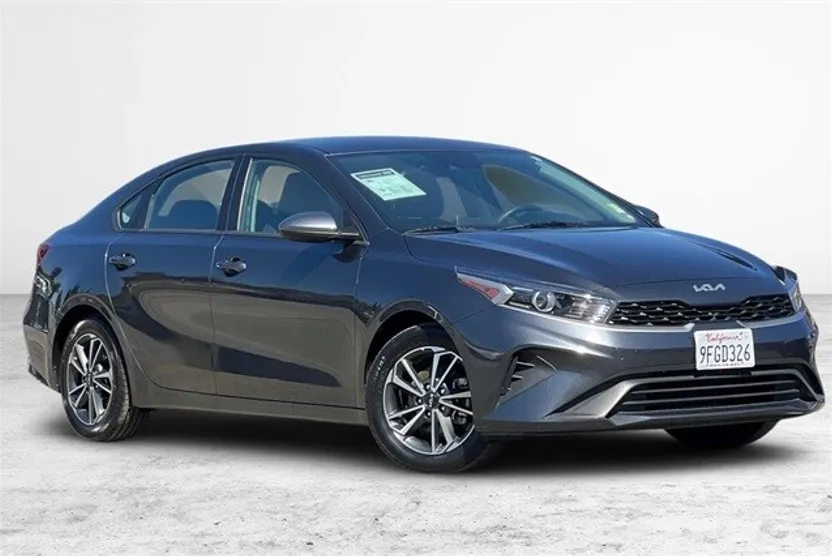 2023 Kia Forte LXS photo 1