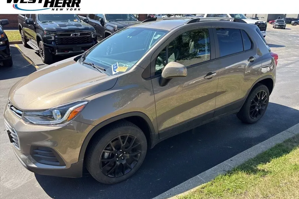 2022 Chevrolet Trax LT photo 1