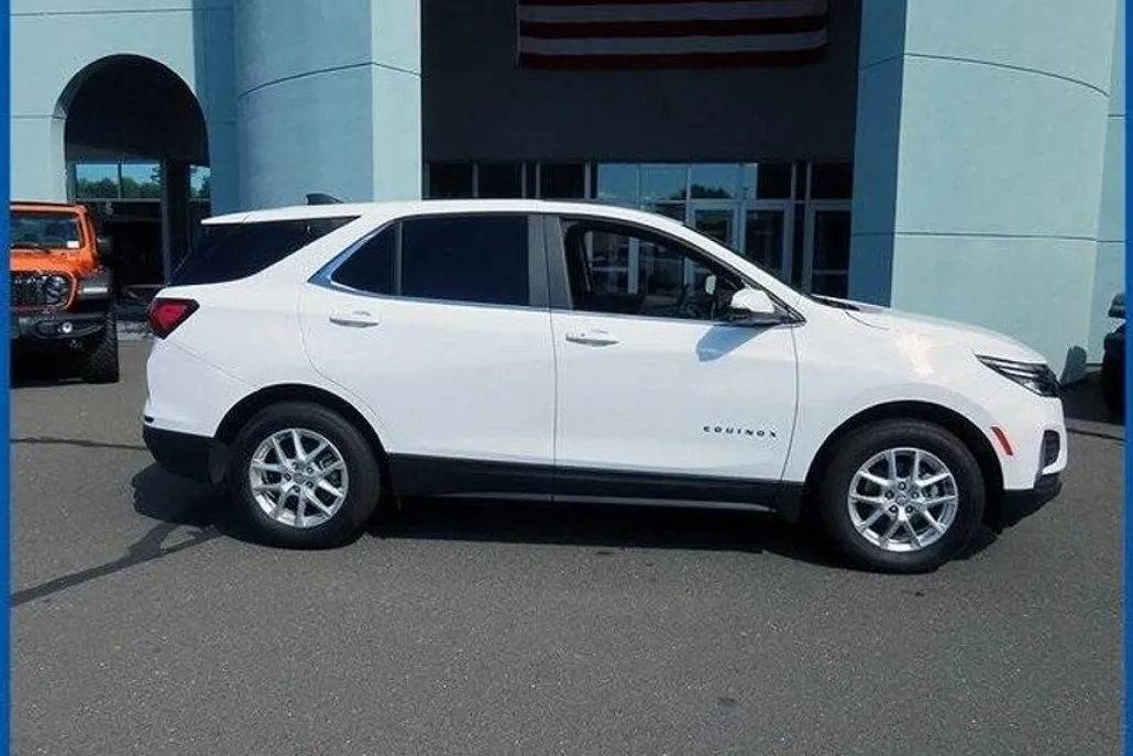 2024 Chevrolet Equinox LT photo 1