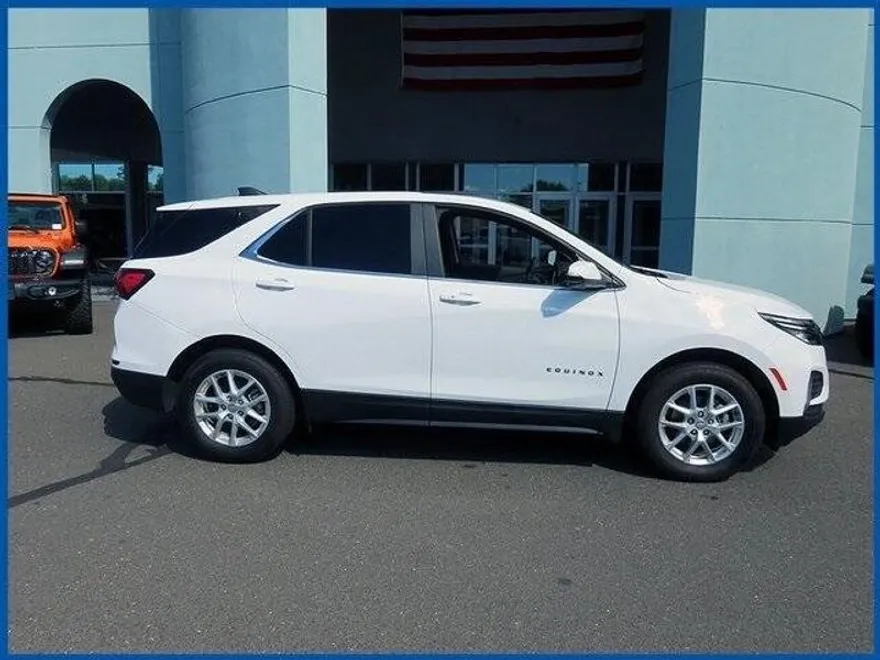 2024 Chevrolet Equinox LT photo 1