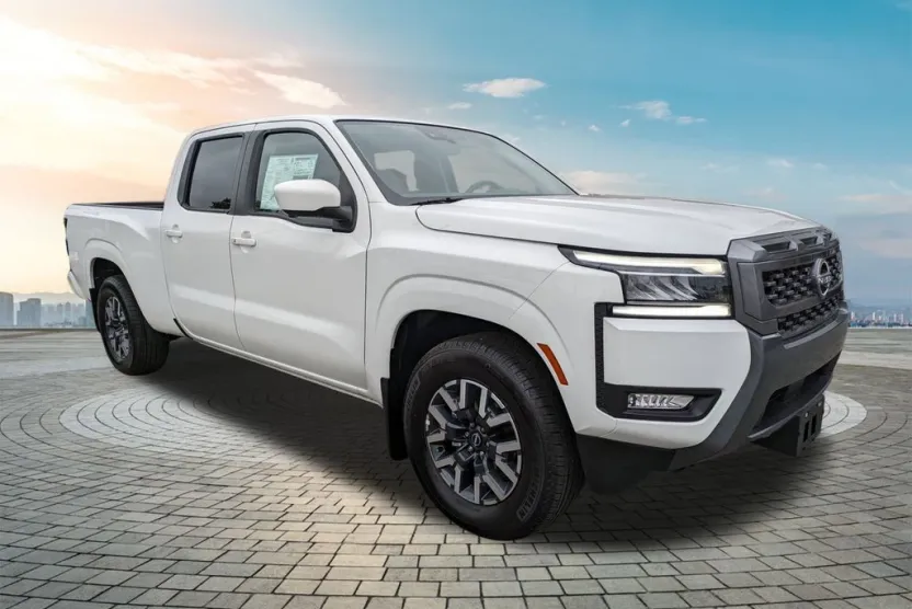 2025 Nissan Frontier Crew Cab SL photo 1
