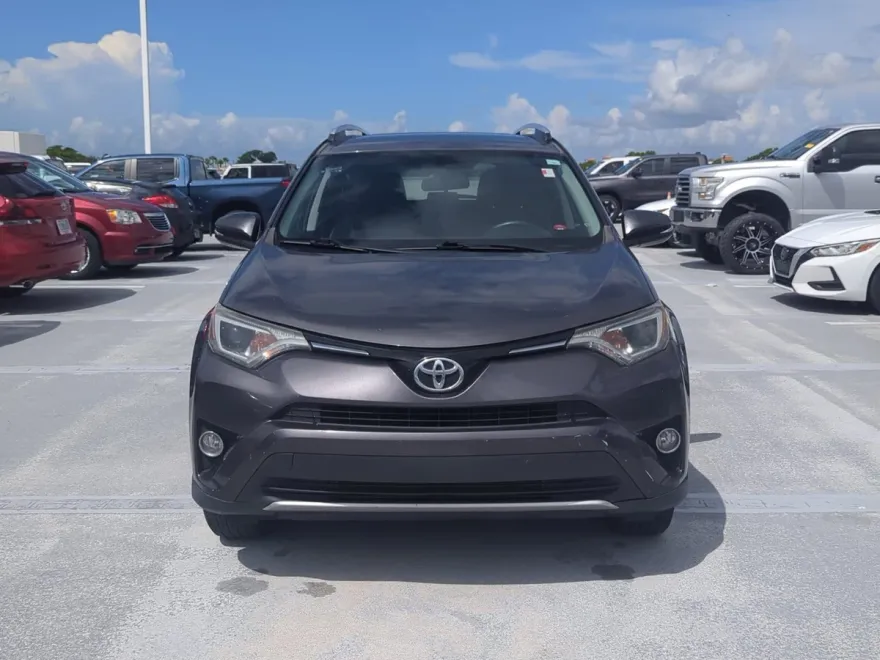 2016 Toyota RAV4 XLE photo 1