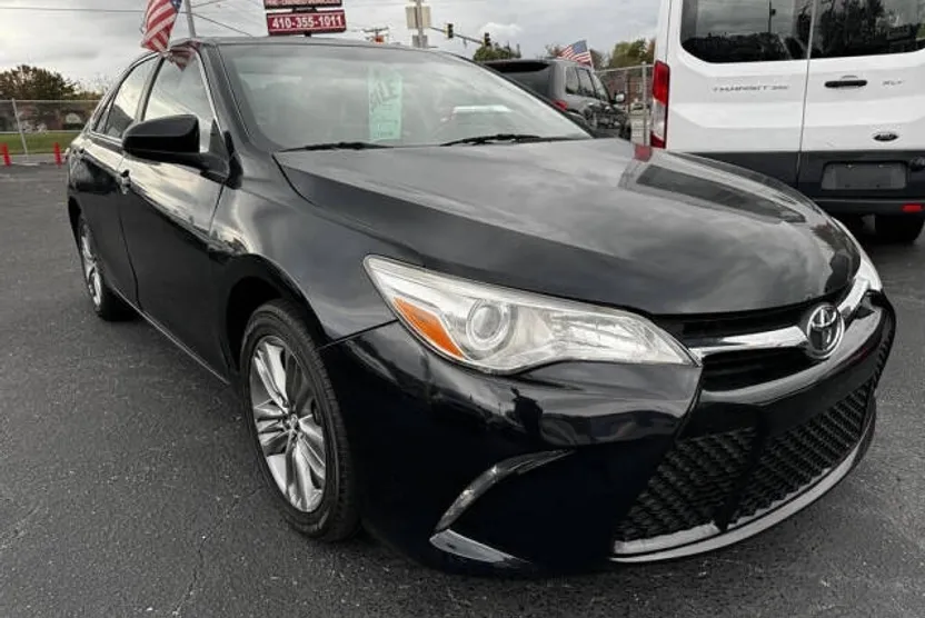 2015 Toyota Camry SE photo 1