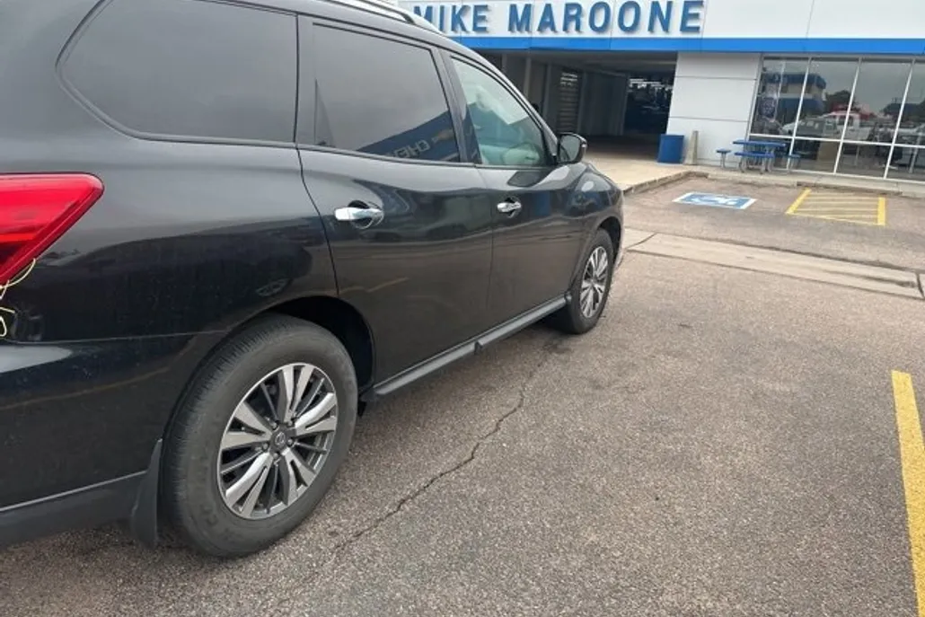 2020 Nissan Pathfinder S photo 1