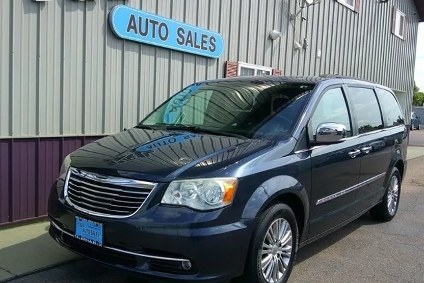 2013 Chrysler Town & Country photo 1