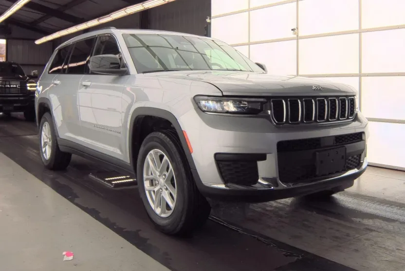 2023 Jeep Grand Cherokee Laredo Altitude photo 1