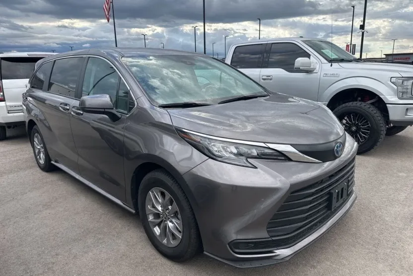 2024 Toyota Sienna LE photo 1