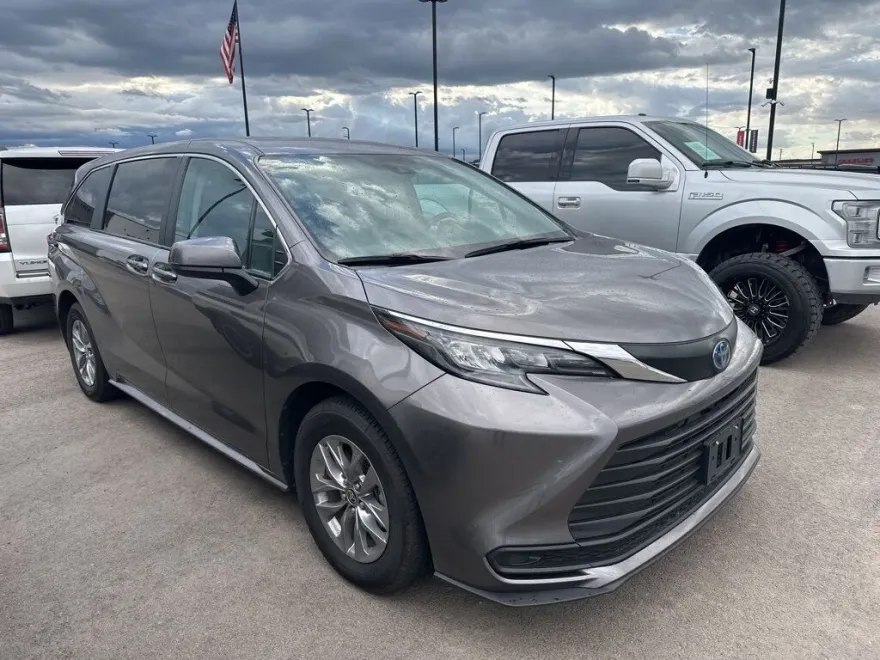 2024 Toyota Sienna LE photo 1