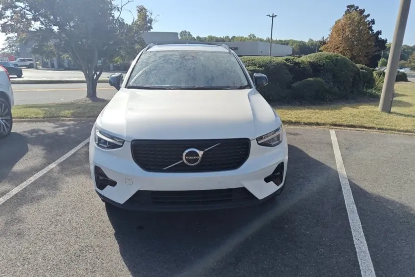 2023 Volvo XC40 Plus photo 1