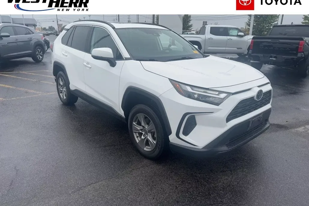 2023 Toyota RAV4 XLE photo 1