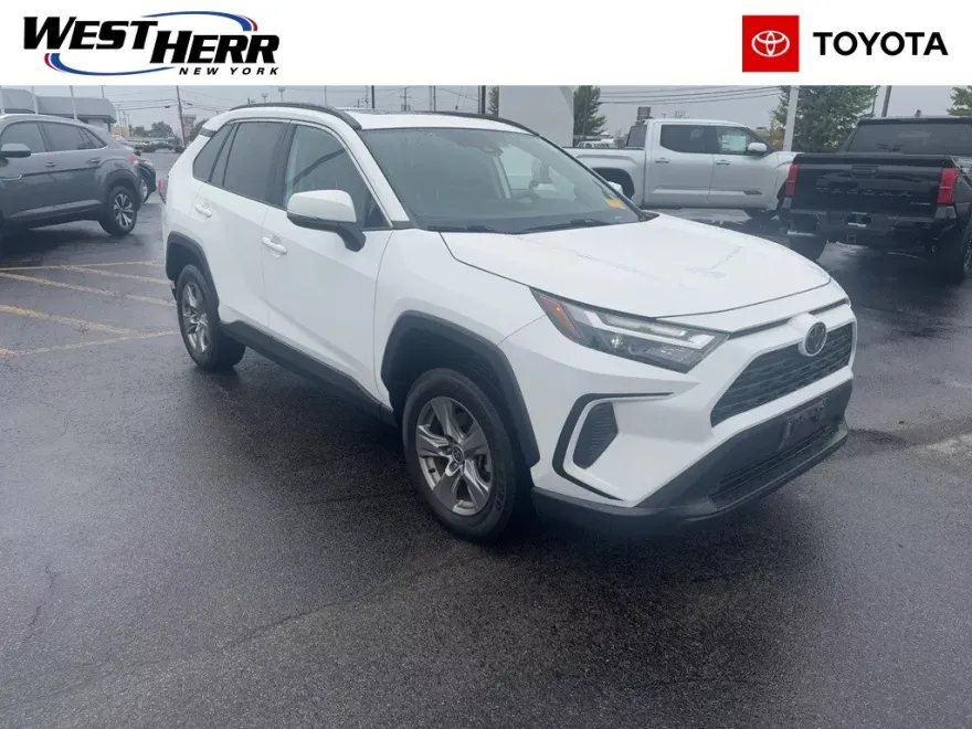 2023 Toyota RAV4 XLE photo 1