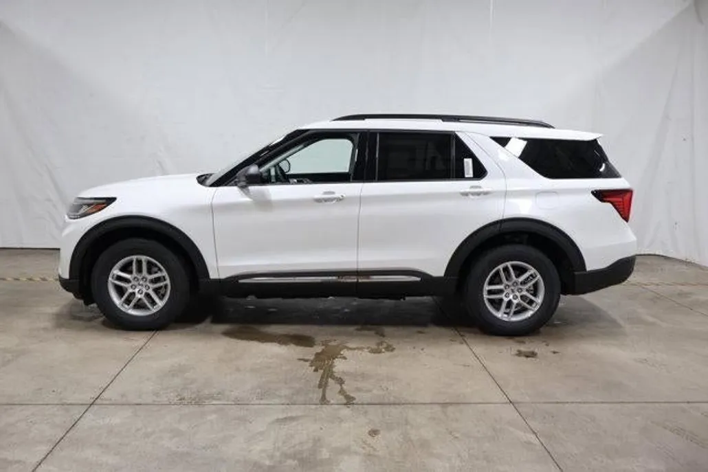 2025 Ford Explorer photo 1
