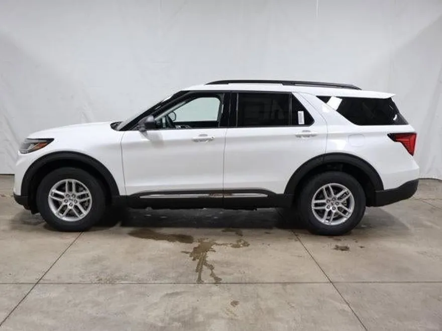 2025 Ford Explorer photo 1